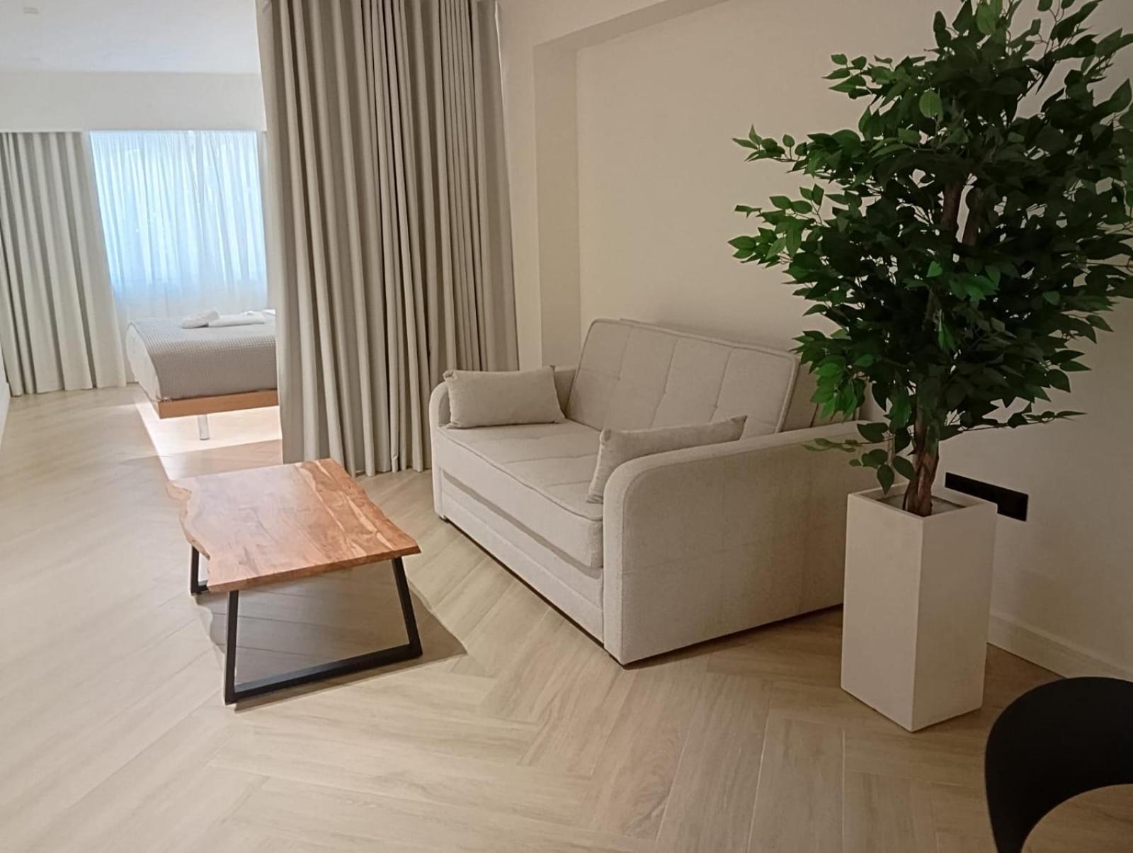 Triple A - Near Ermou Shopping Street - Family Hospitality - Free Parking! Aparthotel Athens Exterior photo